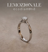 Carica l'immagine nel visualizzatore di Gallery, Lemozionale EcoDiamond Anello Solitario Oro 18KT  Diamante Green 0,45
