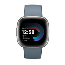 Carica l&#39;immagine nel visualizzatore di Gallery, Smartwatch Fitbit Versa 4 Fitness Wellness Sport Cardio Blu Avio Alluminio Grigio Platino
